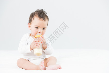 婴儿喝奶幼儿奶粉高清图片