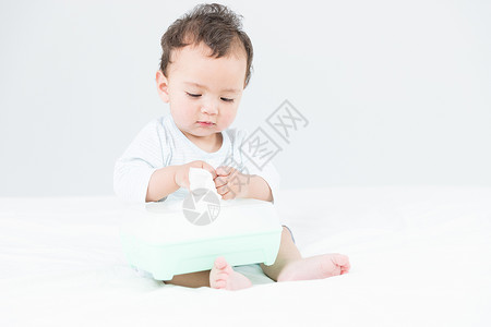 婴儿玩纸巾图片