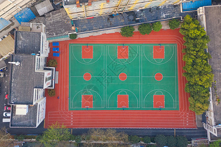俯视篮球场俯瞰居民楼环绕的学校操场背景