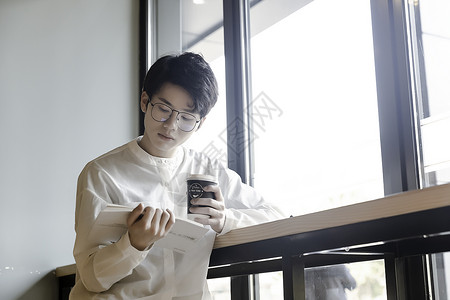 男性阅读图片