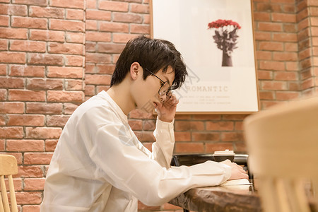 男性阅读弹钢琴男生高清图片