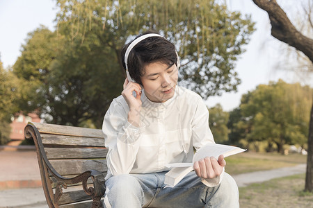 男性阅读听音乐图片