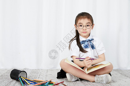 儿童节小女孩看书学习背景图片