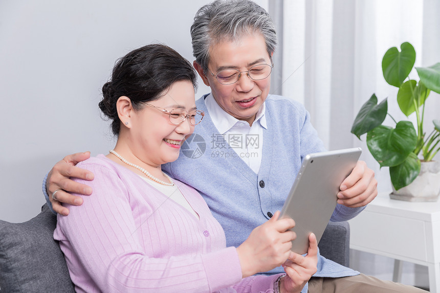 老年夫妻居家看电脑图片