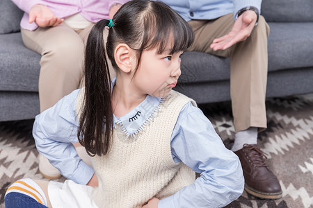 小孙女跟爷爷奶奶闹脾气高清图片