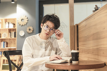 大学生学习咖啡厅眼镜高清图片