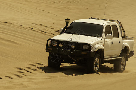 汽车沙漠运动比赛高清图片