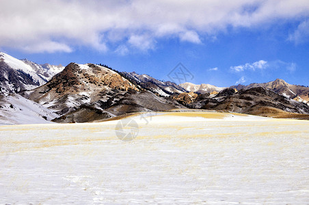 新疆天山冬季雪山图片