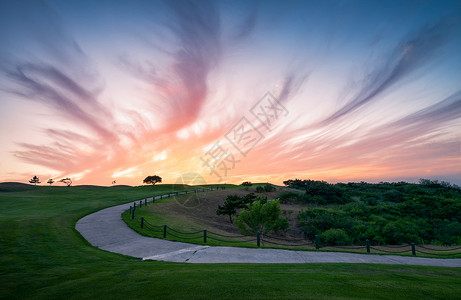高尔夫球场一条小路背景图片