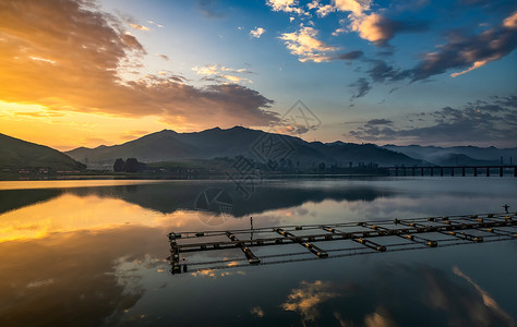 鸭绿江上的浮桥背景