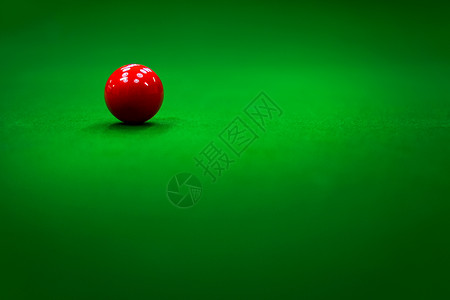 台球的绿色台球桌上的红球背景