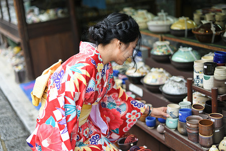 新日本美女逛京都传统小店的美女背景