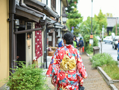 京都大街上和服美女背影高清图片