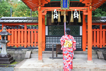 日本京都伏见稻荷大社和服少女高清图片