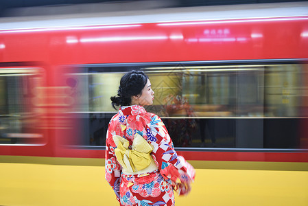 日本地铁站牌京都地铁和服少女背景