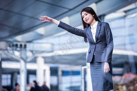 商务女性机场拦车图片