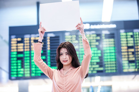 在机场办理登记手续的女生女生在机场等候接机背景