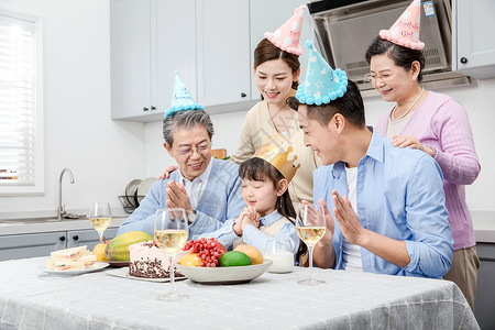 一家人欢乐的庆祝生日图片