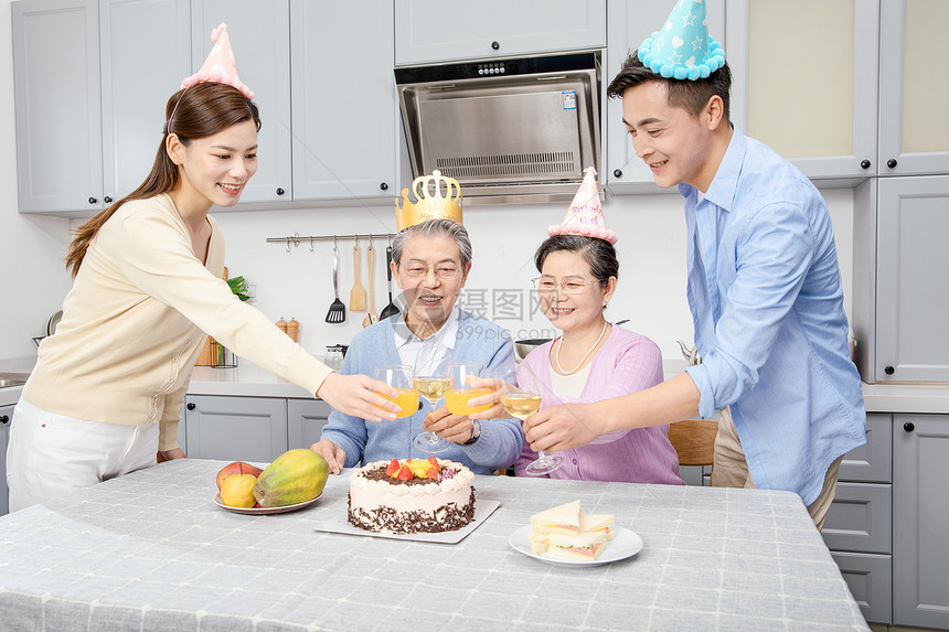 一家人欢乐的庆祝生日图片