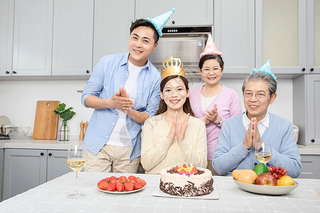 厨帽一家人欢乐的庆祝生日背景