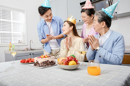 一家人欢乐的庆祝生日背景图片