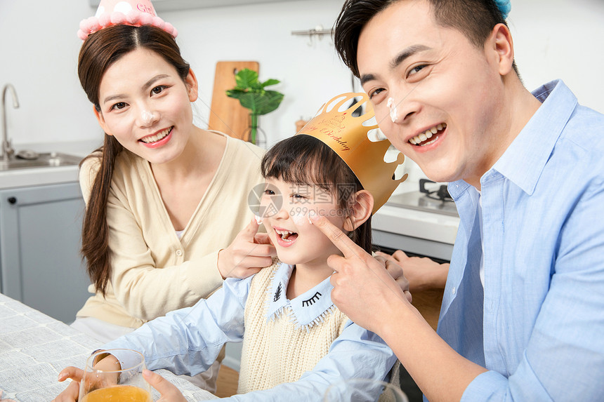 爸爸妈妈为女儿庆生图片