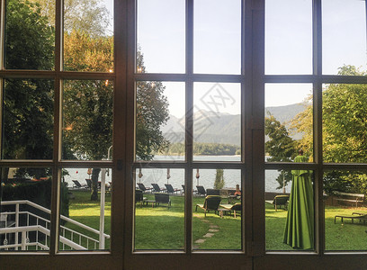 沃尔夫冈湖透过度假酒店窗户的风景背景