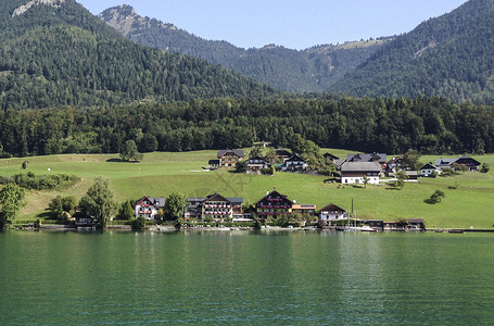 山野中的小木屋欧洲著名度假区沃尔夫冈的湖光山色背景