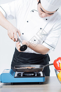 厨师撒黑胡椒背景图片