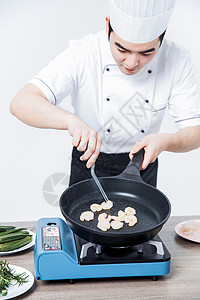 厨师炒虾仁图片