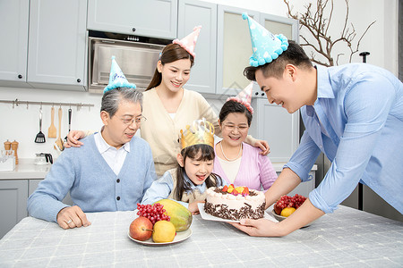 一家人欢乐地庆祝生日高清图片