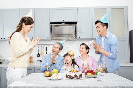 一家人欢乐地庆祝生日图片