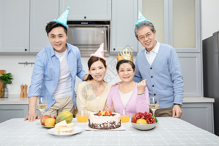 一家人欢乐地庆祝生日背景图片
