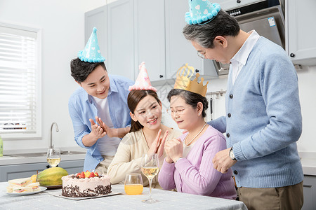 一家人欢乐地庆祝生日背景图片