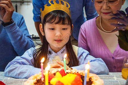 过生日小猴子小女孩过生日吹蜡烛背景