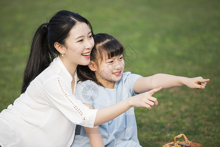 女儿和妈妈草地上玩耍图片