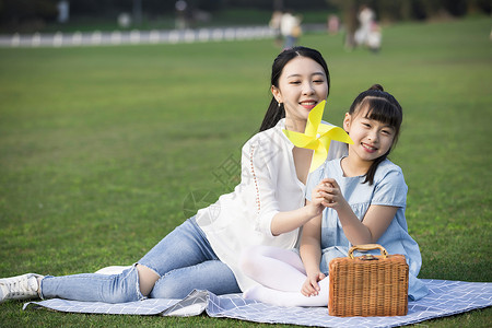 妈妈和女儿一起玩风车背景图片