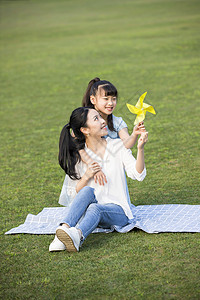 妈妈和女儿一起玩风车图片