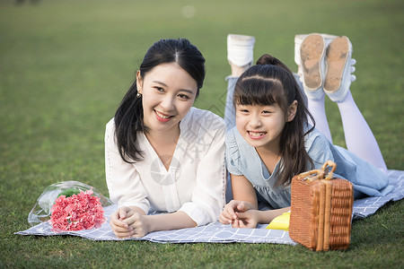 女儿和妈妈草地上玩耍图片