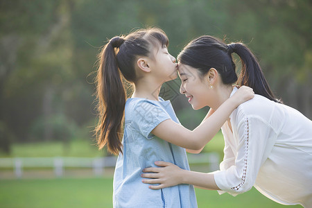 分享赚钱素材女儿亲吻妈妈背景