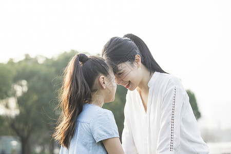 女儿和妈妈亲密玩耍图片