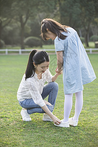 妈妈帮女儿擦鞋高清图片