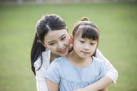 女儿和妈妈亲密玩耍图片