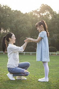 女儿和妈妈草地上玩耍图片