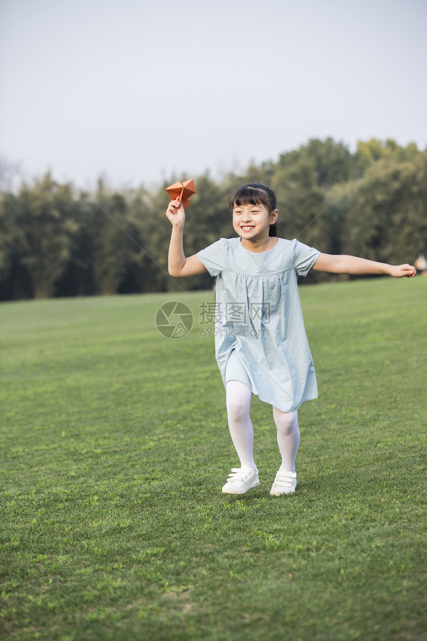 拿着纸飞机的小女孩图片