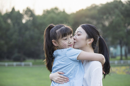 妈妈和女儿亲密玩耍图片