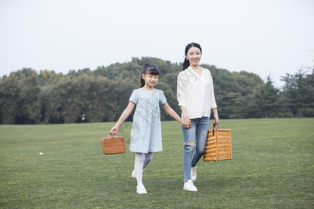 女儿和妈妈在草坪散步图片