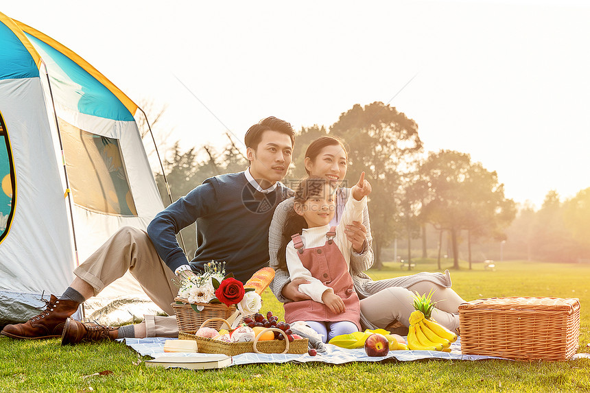 一家人欢乐地外出野餐图片