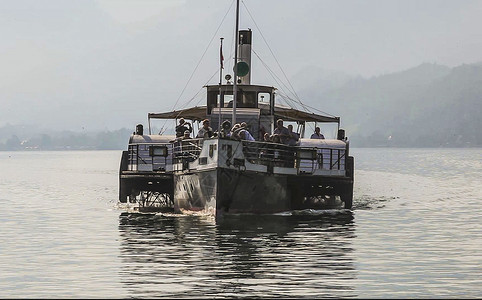 黑色复古游船沃尔夫冈湖上的复古游船背景