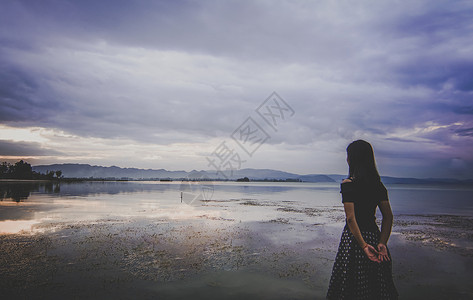 吹海螺的女孩海边吹海风女孩背影背景